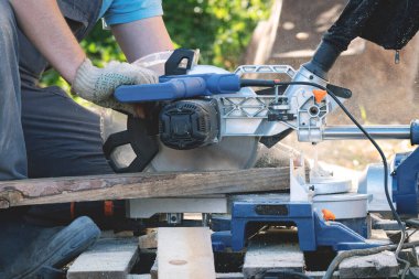 İşçi dairesel testere ile odun kesiyor. Ahşap.