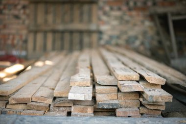 İnşaat alanında bir odun yığını.