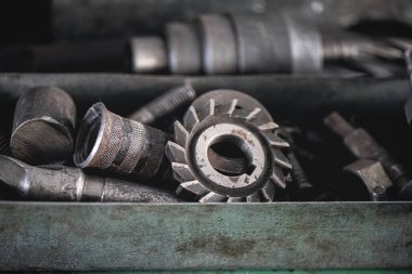 Metal bir kutunun içindeki eski makine detayları. Sanayi soyut arkaplanı.