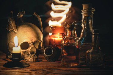 Masada sihirli iksir şişesi ve mistik ışık var. Büyücülük. Simya kavramı.