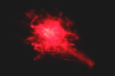 Siyah arkaplanda kırmızı lazer ışını.