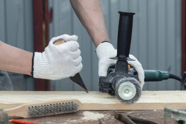 Marangoz ahşap dokuyla çalışıyor..