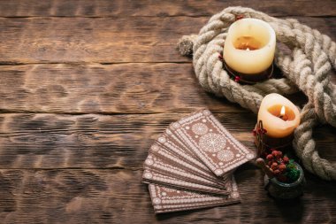 Tahta masa arkaplanındaki tarot kartlarında kopyalama alanı.