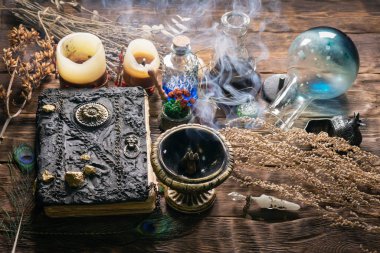 Sihir kitabı masanın üstünde. Büyücülük konsepti arka planı.