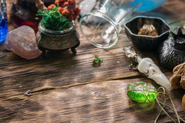 Cadı masasında yeşil büyü tılsımı var. Yaklaş. Büyücülük konsepti..