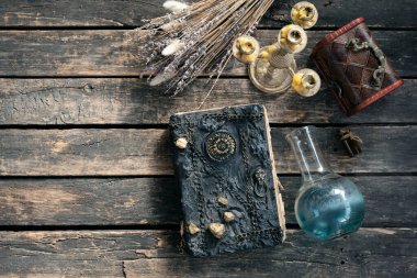 Büyü kitabı ve sihirli iksir eski masada. Büyücülük..