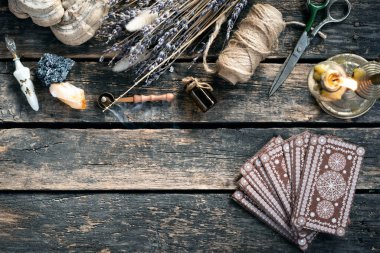 Eski ahşap masa arkasında Tarot kartları.