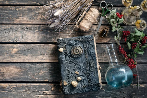 Büyü kitabı ve sihirli iksir eski masada. Büyücülük..