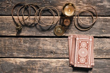 Tarot kartları eski ahşap masa zemininde.