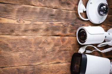 Masanın arkasında modern beyaz güvenlik kameraları var. Video izleme konsepti geçmişi.