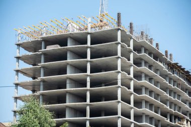 Çok katlı bir binanın arka planının inşaatı.