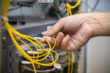 Commutator ve optik fiber kablo soyut arkaplanı kapatın.