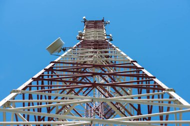 Hücre kulesi arka planında hücresel antenler.