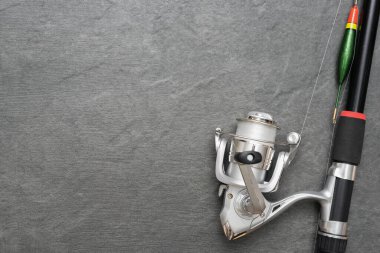 Gri düz zemin üzerinde makaralı olta kopyalama alanı ile yatar.