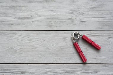 Tahta düz bir arkaplanda kopyalama alanı olan karpal genişletici.