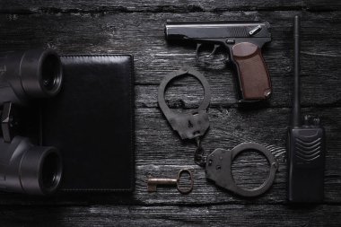Çeşitli ekipman geçmişi olan dedektif masası..