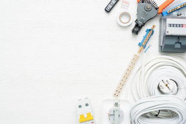 Fotokopi alanı olan beyaz çalışma tezgahında elektrikli ekipman ve aksesuarlar.