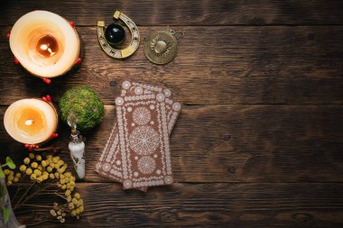 Sihirli masa arkasında tarot kartları.