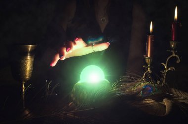 Kristal top ve falcı elleri. Kehanet. Seans.