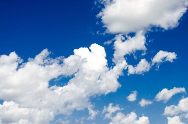 Bulutlu mavi gökyüzü.