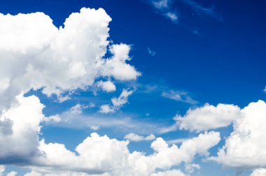 Bulutlu mavi gökyüzü.