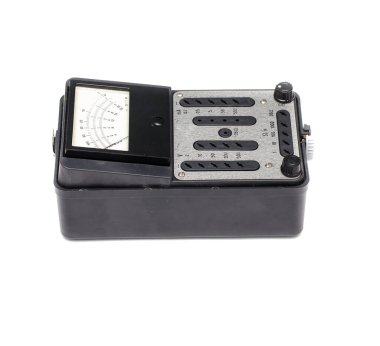 Beyaz arka planda izole edilmiş eski multimetre. Eskimiş teknolojiler.