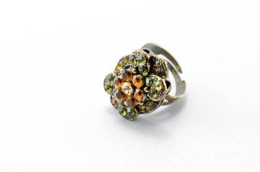 Beyaz arka planda izole edilmiş mücevherleri olan eski tip bir yüzük..