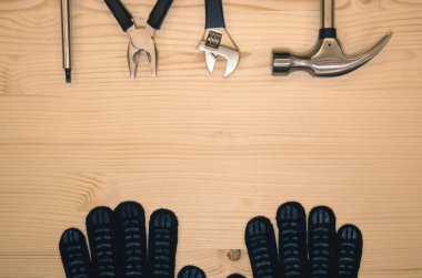 Ev yapımı aletler. Tahta masada farklı enstrümanlar.