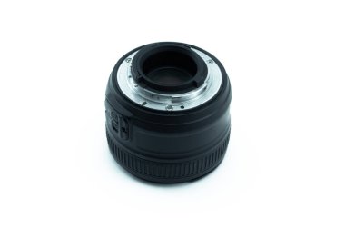 Kamera merceği beyaz arkaplanda izole edildi. Ön taraf manzarası. Portre düzeltme lensi.