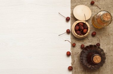 Bitkisel ilaçlar. Alternatif tıp konsepti. Kuru organik bileşenler. Fotokopi alanı olan beyaz arka planda yabanmersini ve tıbbi tentürler.