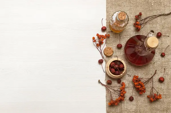 Bitkisel ilaçlar. Alternatif tıp konsepti. Kuru organik bileşenler. Fotokopi alanı olan beyaz arka planda yabanmersini ve tıbbi tentürler.