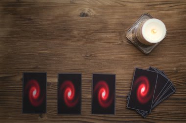 Falcı masasındaki tarot kartlarının arka planında fotokopi alanı var. Gelecek okuma konsepti.