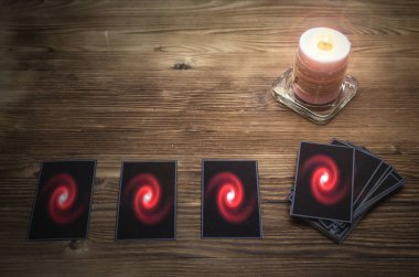 Falcı masasındaki tarot kartlarının arka planında fotokopi alanı var. Gelecek okuma konsepti.