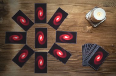 Falcı masasında tarot kartları var. Gelecek okuma konsepti.