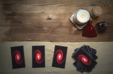 Falcı masasındaki tarot kartları. Futune okuma kavramı.