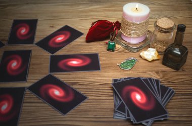 Falcı masasındaki tarot kartları. Futune okuma kavramı.