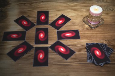 Falcı masasında tarot kartları var. Gelecek okuma konsepti.