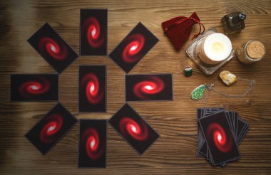 Falcı masasındaki tarot kartları. Futune okuma kavramı.