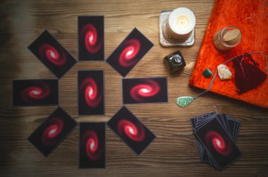 Tarot kartları destesi ve falcı masasının arkasındaki büyü kitabı. Gelecek okuma konsepti.
