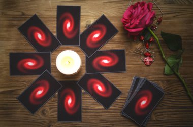 Falcı masasında tarot kartları ve gül çiçeği. Gelecek okumaları. Aşk ya da romantik kehanet kavramı.