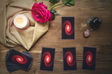 Falcı masasında tarot kartları ve gül çiçeği. Gelecek okumaları. Aşk ya da romantik kehanet kavramı.