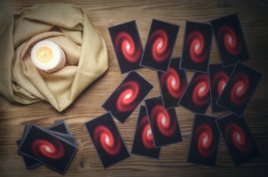 Falcı masasında tarot kartları var. Gelecek okuma konsepti.