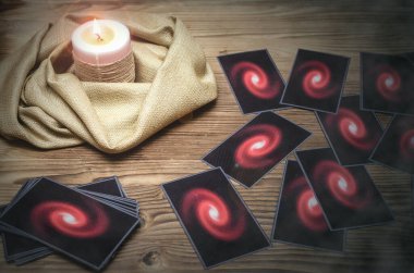 Falcı masasında tarot kartları var. Gelecek okuma konsepti.