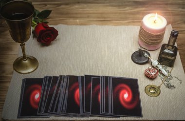 Falcı masasında tarot kartları ve gül çiçeği. Gelecek okumaları. Aşk ya da romantik kehanet kavramı.