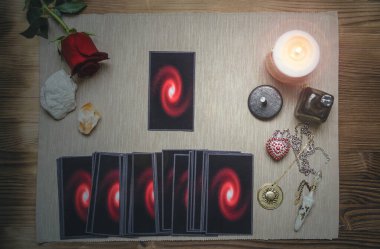 Falcı masasında tarot kartları ve gül çiçeği. Gelecek okumaları. Aşk ya da romantik kehanet kavramı.