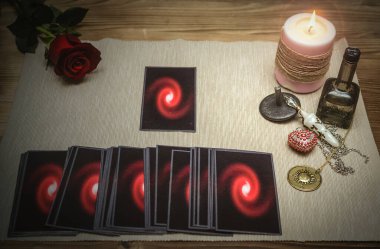 Falcı masasında tarot kartları ve gül çiçeği. Gelecek okumaları. Aşk ya da romantik kehanet kavramı.