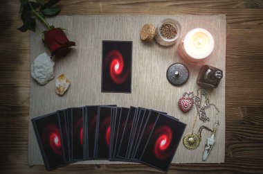 Falcı masasında tarot kartları ve gül çiçeği. Gelecek okumaları. Aşk ya da romantik kehanet kavramı.