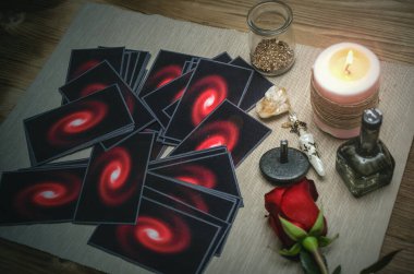 Falcı masasında tarot kartları ve gül çiçeği. Gelecek okumaları. Aşk ya da romantik kehanet kavramı.