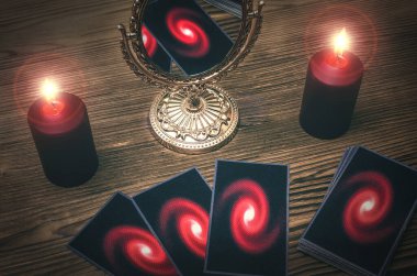 Falcının masasında tarot kartları var. Gelecek okuma konsepti.