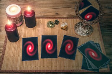 Falcının masasında tarot kartları var. Gelecek okuma konsepti.